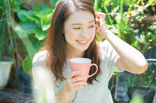 宇都宮でコーヒーを飲む女性