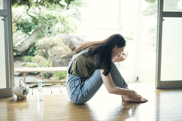 実家で過ごす女性