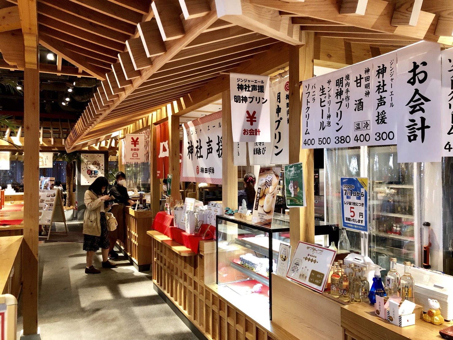 お土産や食事処もある（神田明神）