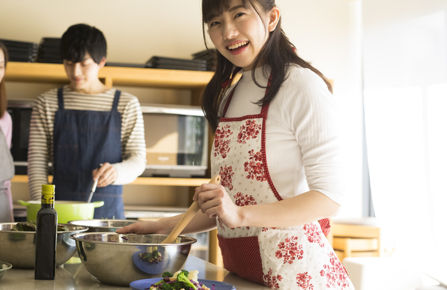 料理教室に通う社会人女子