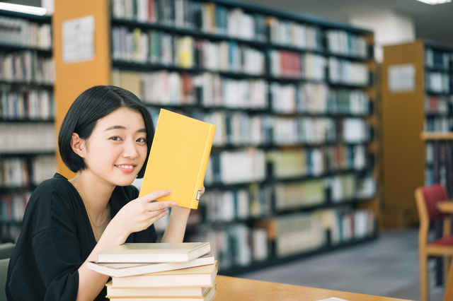 図書館を利用する女性