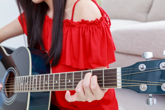 ギターを習う若い女性