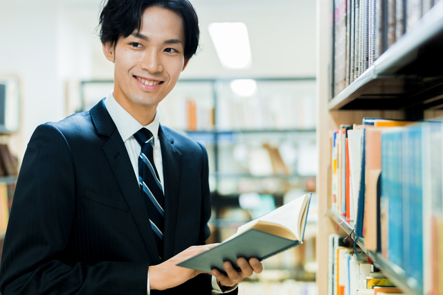 本屋にいる男性