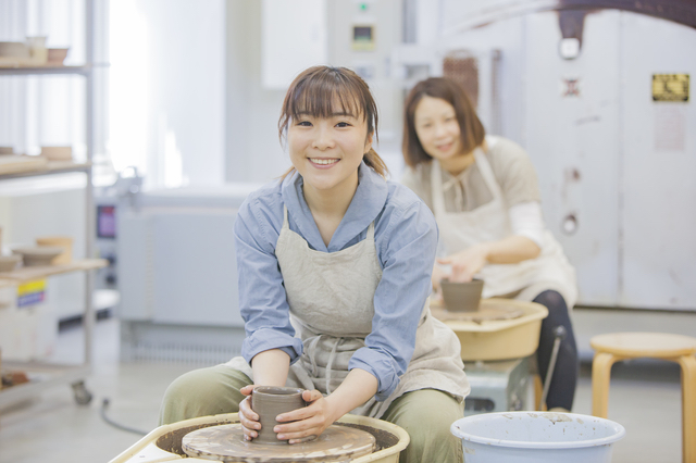 陶芸教室の女性