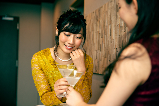 立ち飲みする女性