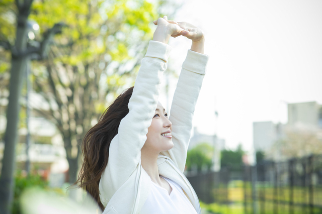 外出する女性