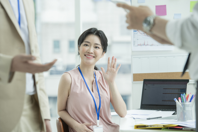 挨拶を心がけている女性