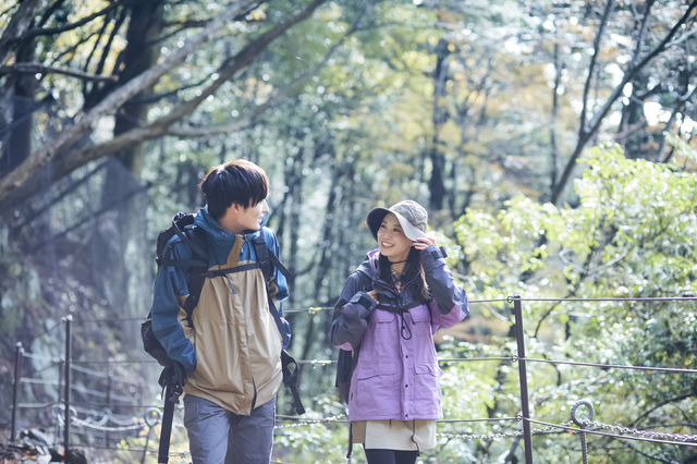 登山をする男女