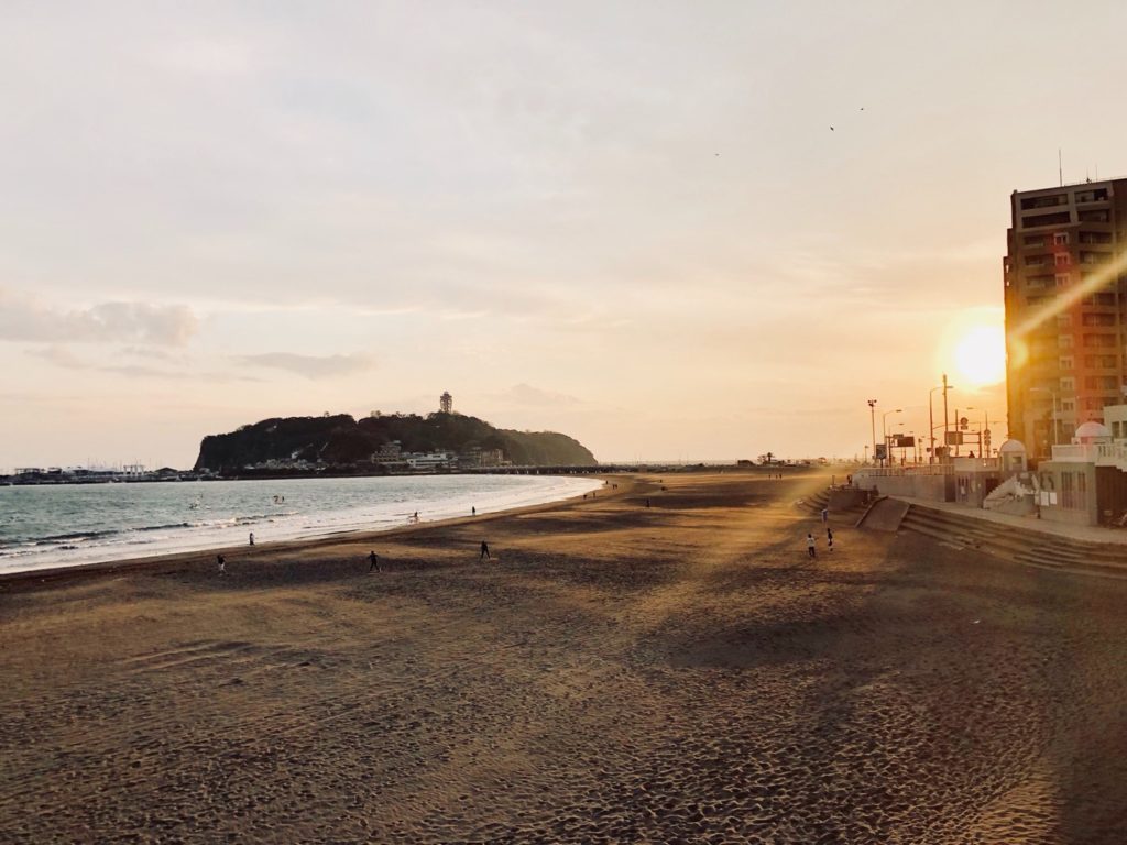 夕暮れに映る江ノ島