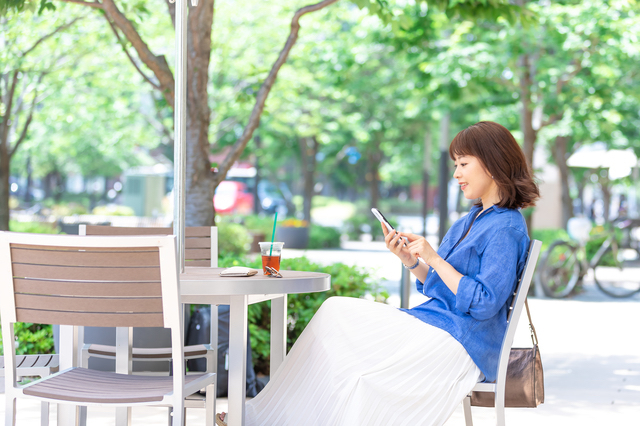 カフェに行く主婦