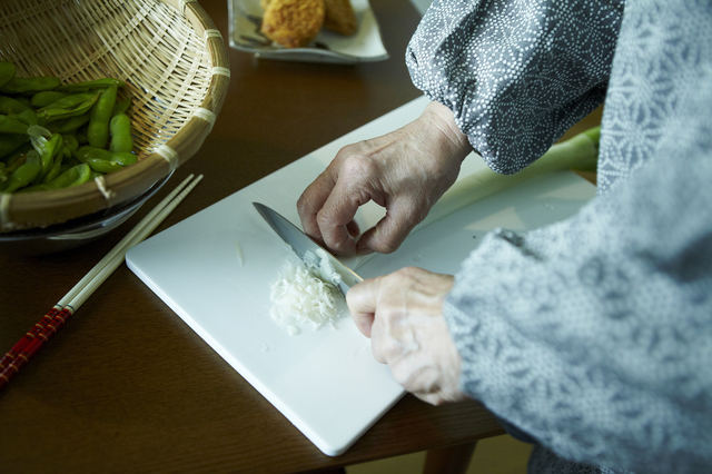 祖母が料理の支度する姿