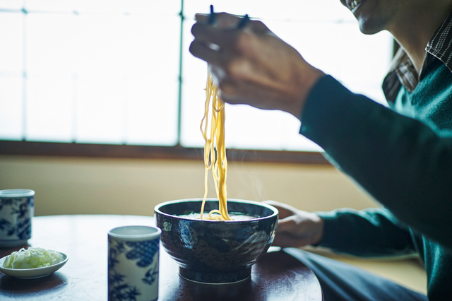 うどんを食べる男性