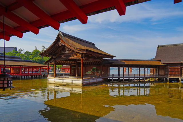 厳島神社は6時間ごとに1日2回訪れる塩の干満によってかなり見た目や雰囲気が異なります