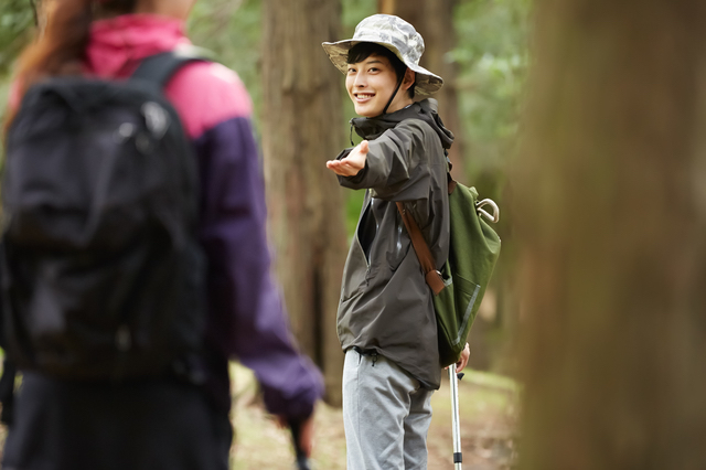 ハイキングをする大学生