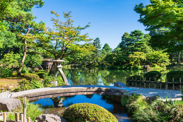 兼六園の池と灯篭