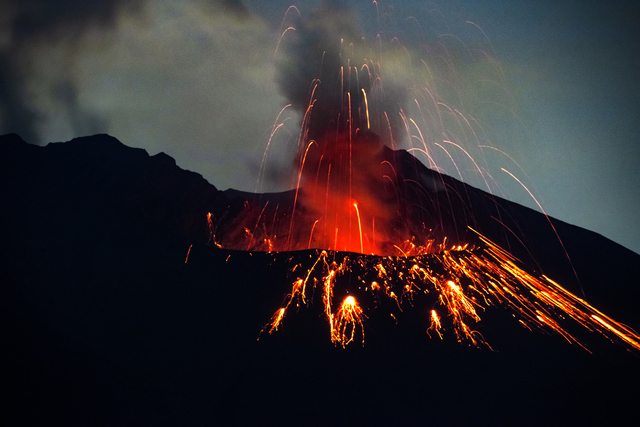 噴火する火山