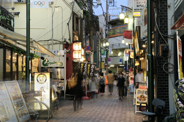 夕暮れの「高円寺中通り商店街」