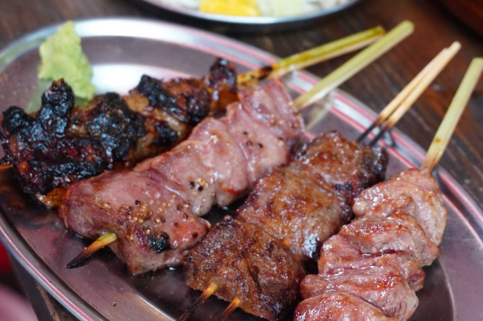 高円寺で「焼きとん盛り合わせ」を食べる