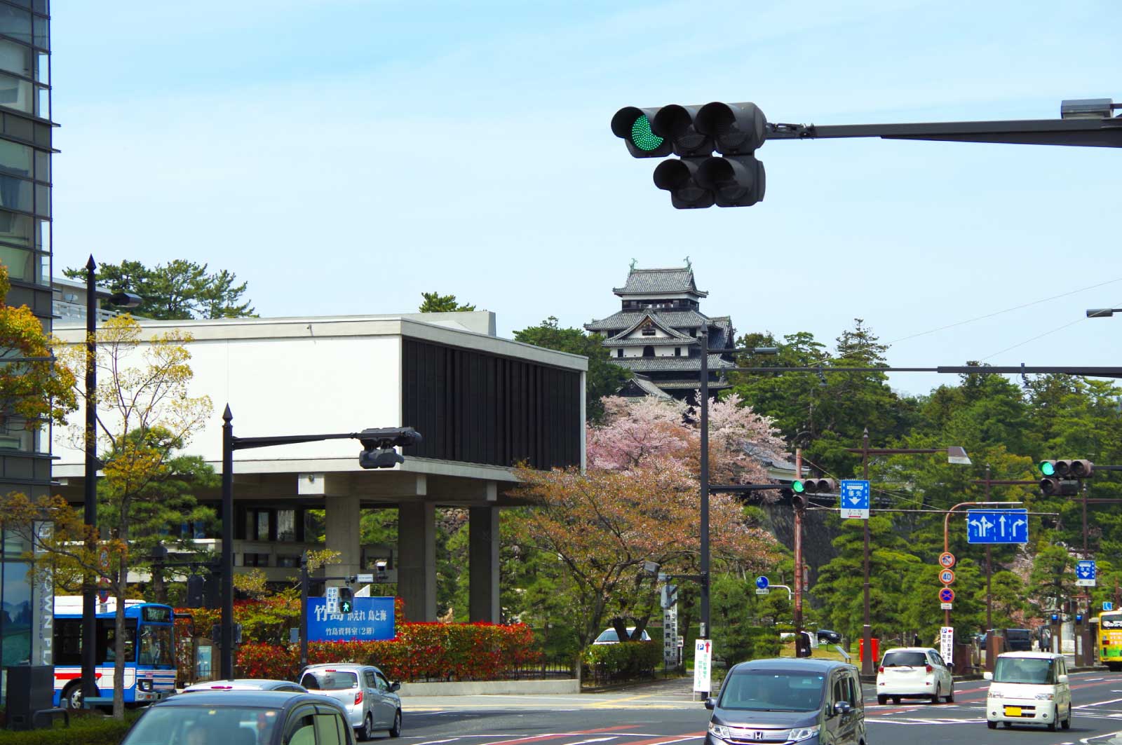 松江城と大手前通り