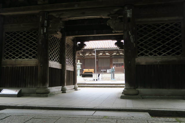 中門から見た本堂（太山寺）