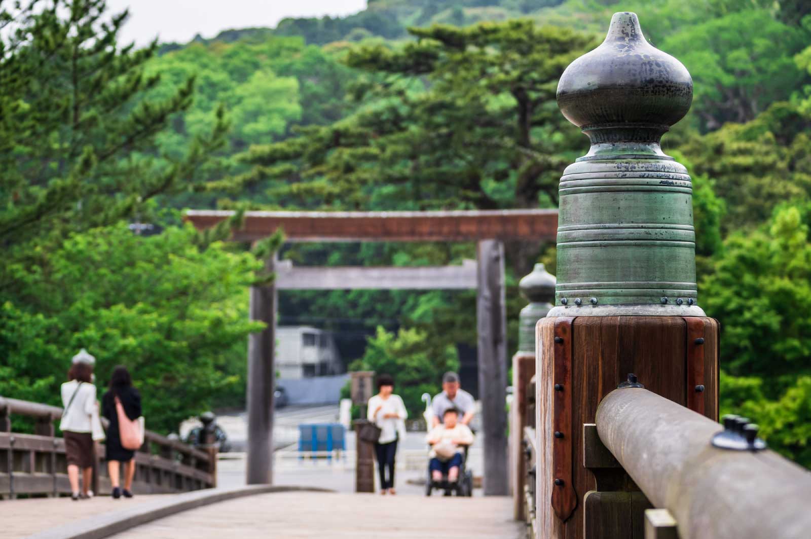 宇治橋を渡る参拝客