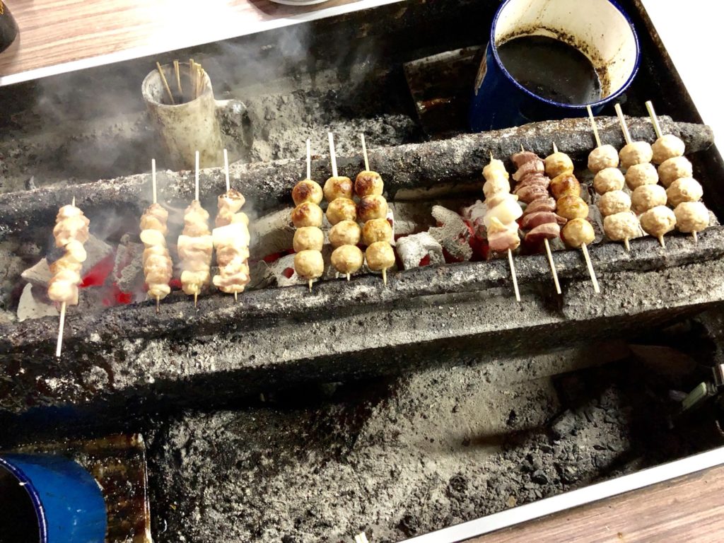 焼き場で焼き鳥を焼く