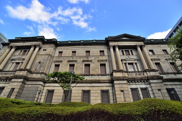 モダンで美しい外観の日本銀行本館・旧館