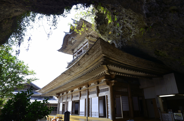 岩肌に建つ羅漢寺