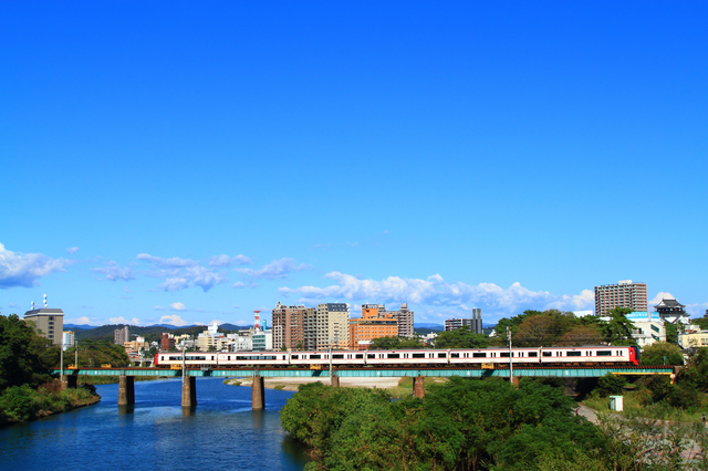 岡崎市内を走る名鉄電車