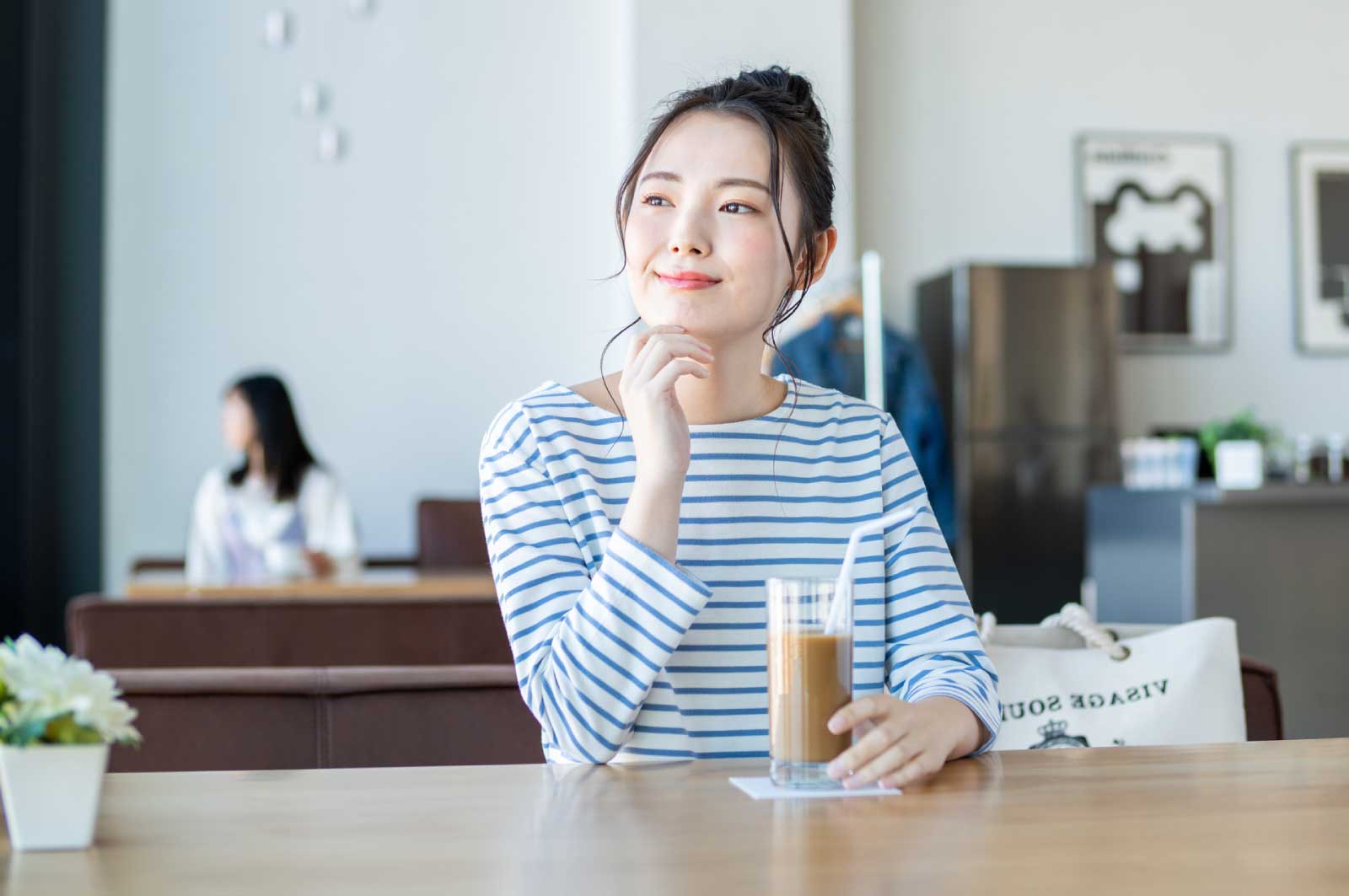 カフェ巡りする大学生