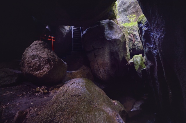 磐船神社で岩窟巡り