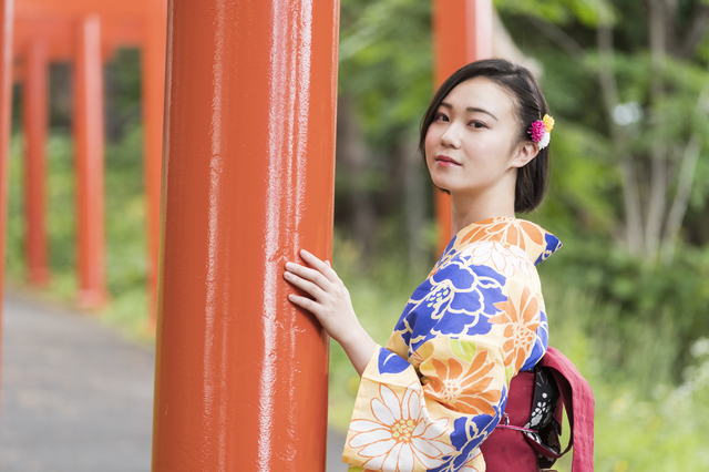 鳥居と浴衣の女性