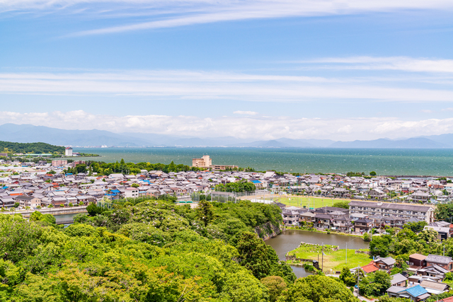 琵琶湖と街並み