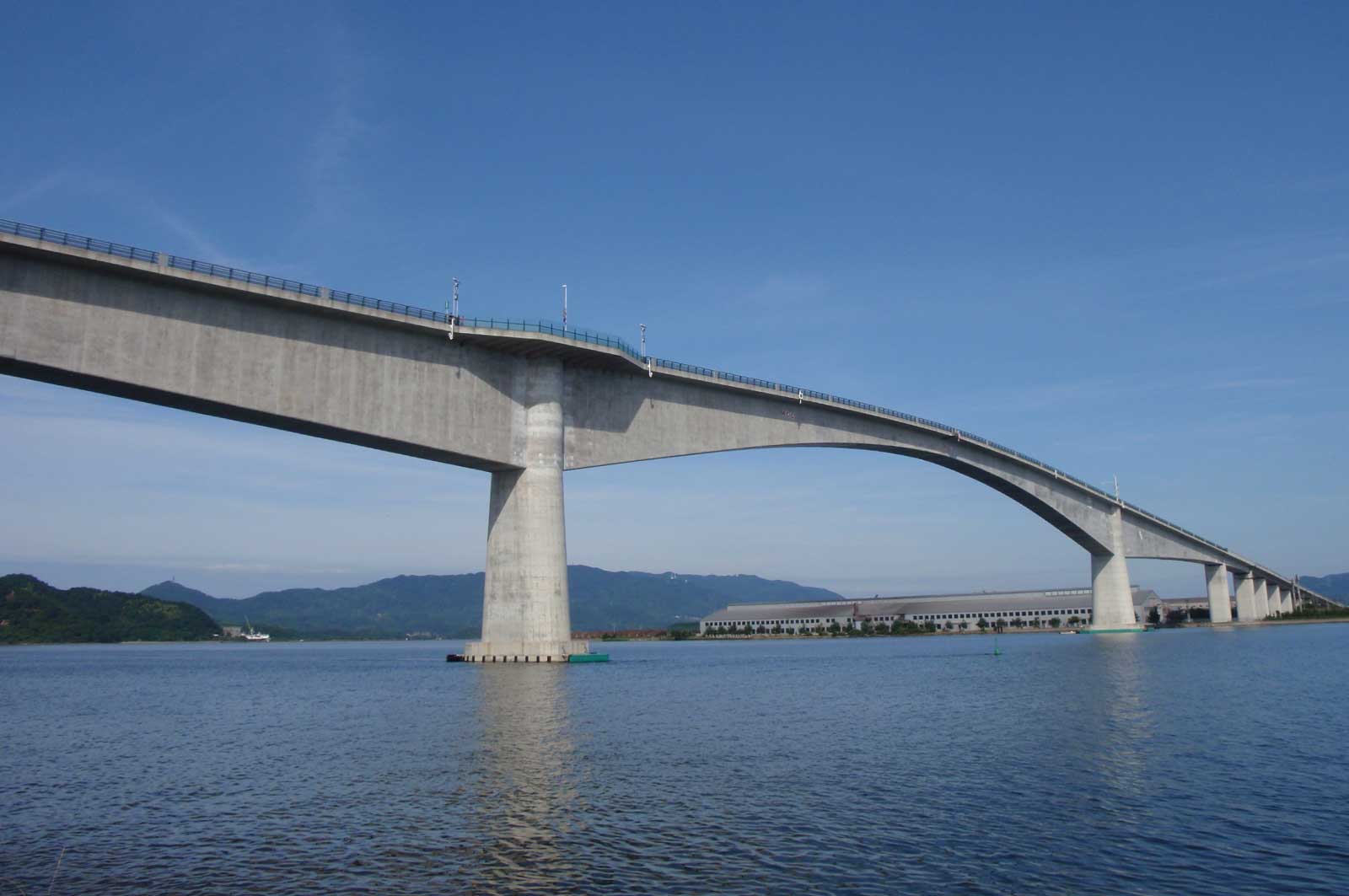 横から見た江島大橋