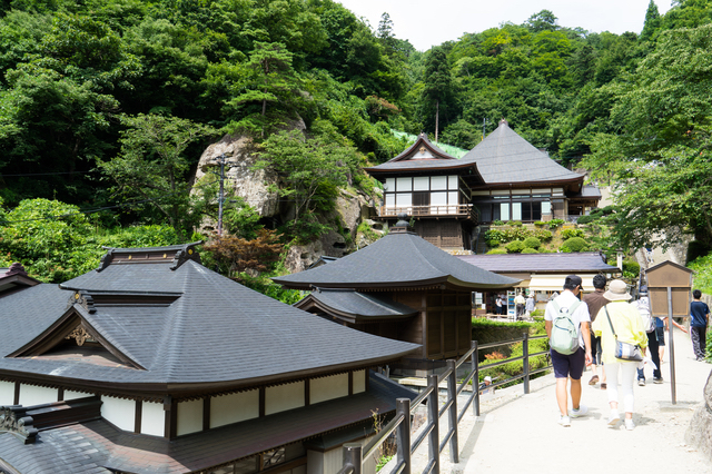 宝珠山立石寺の山道