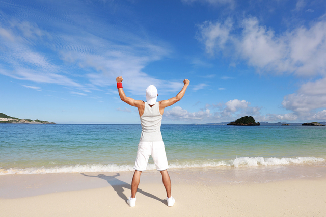 夏の海と男