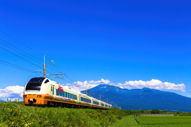 山形県酒田市を走る電車