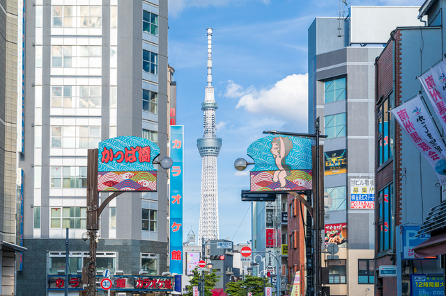 かっぱ橋商店街とスカイツリー