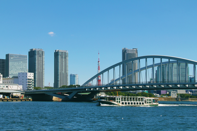 日の出桟橋を出る水上バス