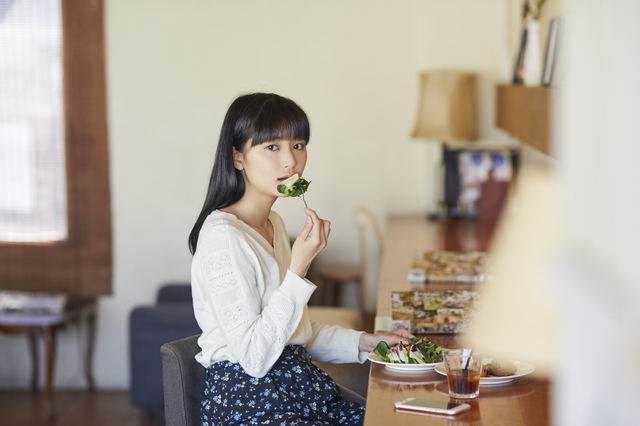 枚方でカフェランチを食べる女性