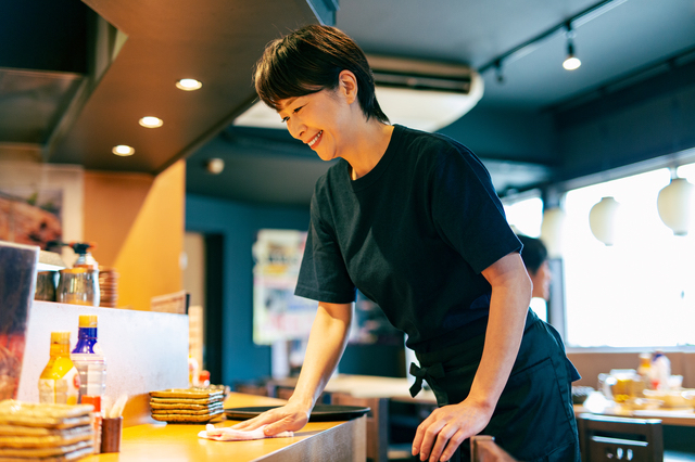 居酒屋で働く主婦（パート）