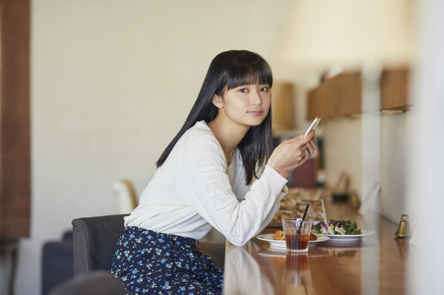 カフェを利用する女子大生