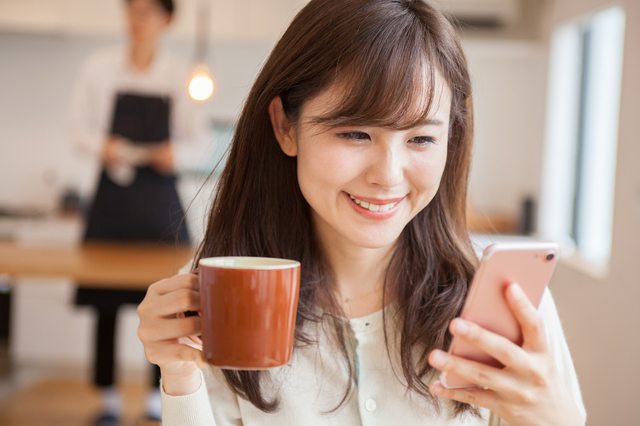 カフェを利用する西宮のショップ店員