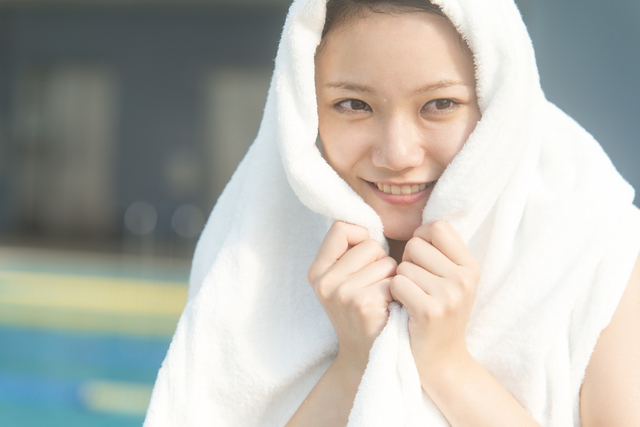 浜松のホテルのプールでリラックスする女性