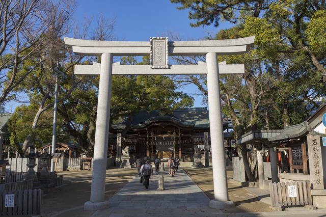 石切劔箭神社の鳥居と本殿