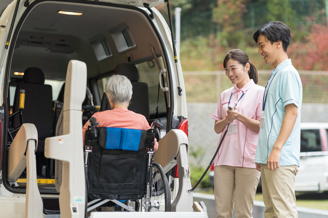 福祉車両に老人を乗せる