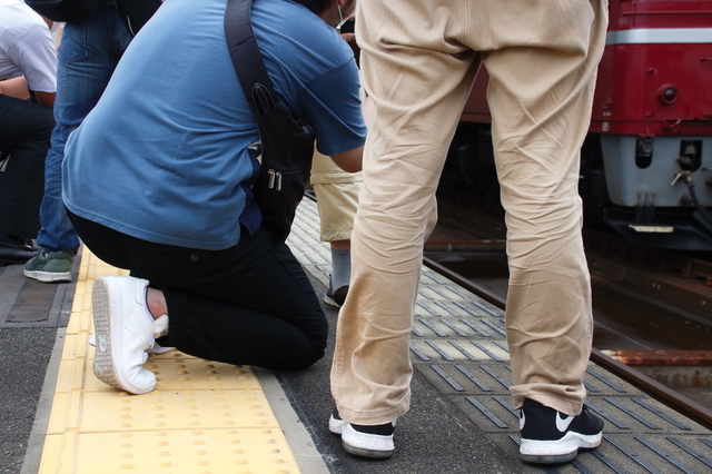 川口で電車を撮影する鉄オタ