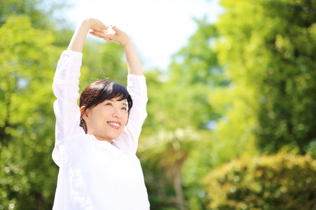 笑顔の熟年女性