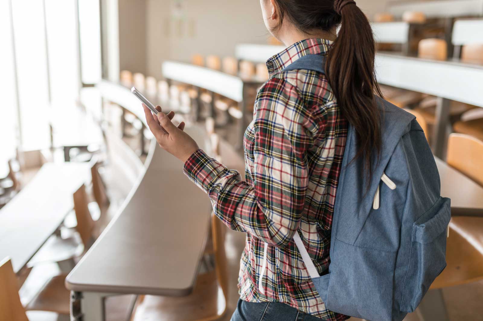 大学ではスマホは手放せず