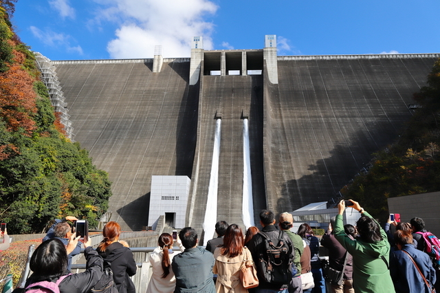 宮ヶ瀬ダムの放水ショー